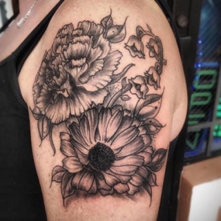 Tattoo: black and white flowers